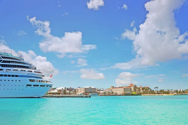 美丽的游轮停靠在巴哈马首都拿骚- — 图库照片