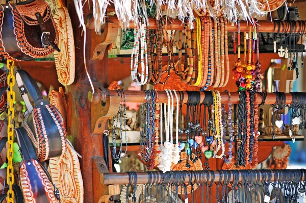 Pequeno bazar em Cozumel Mexic com um monte de colar e pulseira . — Fotografia de Stock