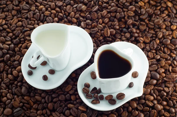 Kopje melk en koffie beker — Stockfoto