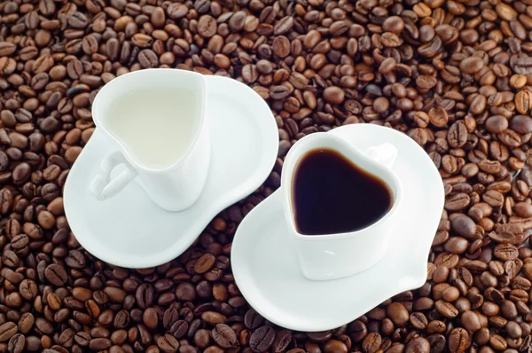 Kopje melk en koffie beker — Stockfoto