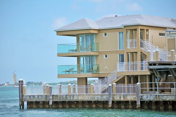 Un nuevo hogar de gran estilo moderno a lo largo del océano . — Foto de Stock