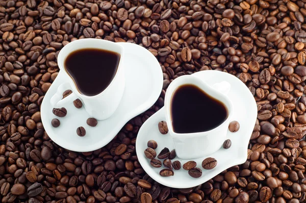 Koffiekopje geïsoleerd op koffie bonen. — Stockfoto