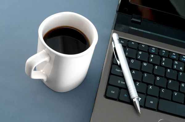 Defter, kalem ve büyük bir kahve — Stok fotoğraf
