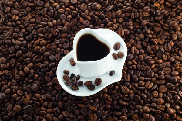 Koffiekopje geïsoleerd op koffie bonen. — Stockfoto