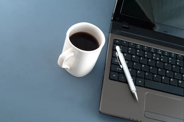 Notebook, pen en een grote koffie — Stockfoto