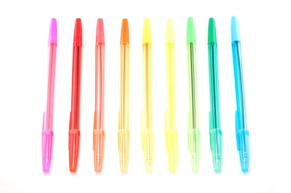 Geïsoleerde gekleurde pennen en witte achtergrond. — Stockfoto