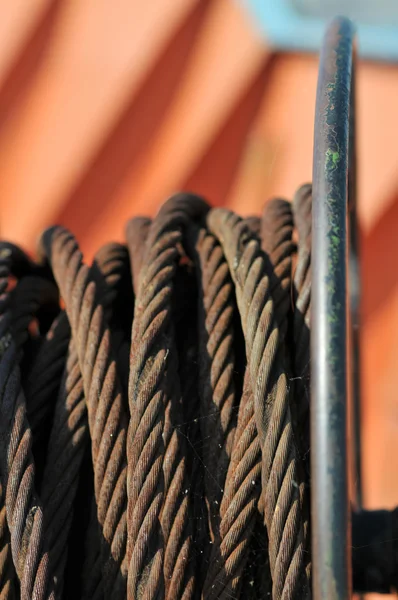Guincho com cabo de metal em um navio de carga . — Fotografia de Stock