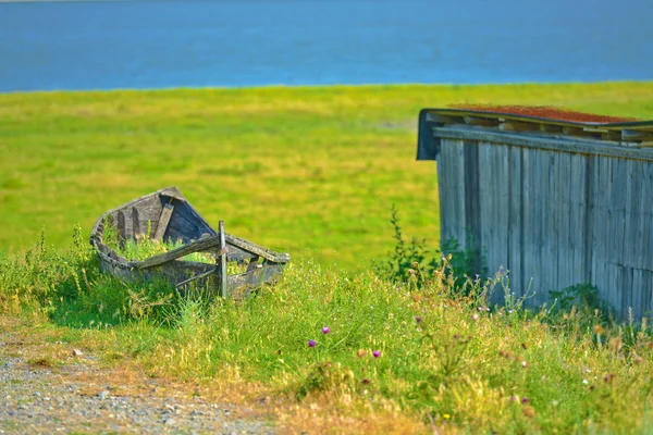 Velho barco na terra — Fotografia de Stock
