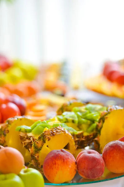 Beaucoup de fruits mélangés sur une table — Photo