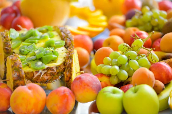 Beaucoup de fruits mélangés sur une table — Photo