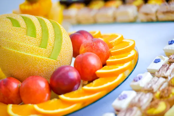 Много фруктов, смешанных на столе — стоковое фото