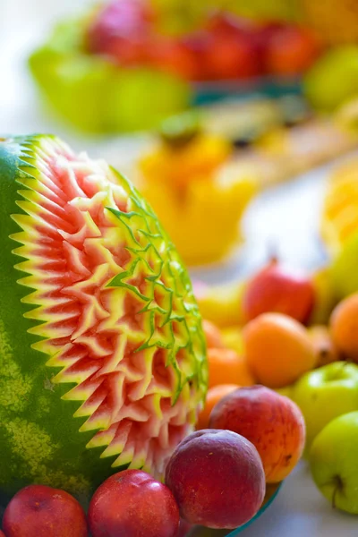 Beaucoup de fruits mélangés sur une table - fond . — Photo
