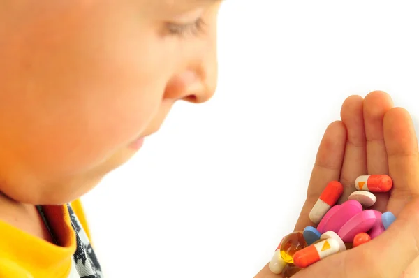 Hand mit Pillen zur Medikamenteneinnahme — Stockfoto