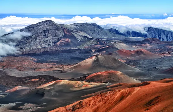 火山口的哈雷阿卡拉火山 (毛伊岛，夏威夷)-hdr 图像 — 图库照片