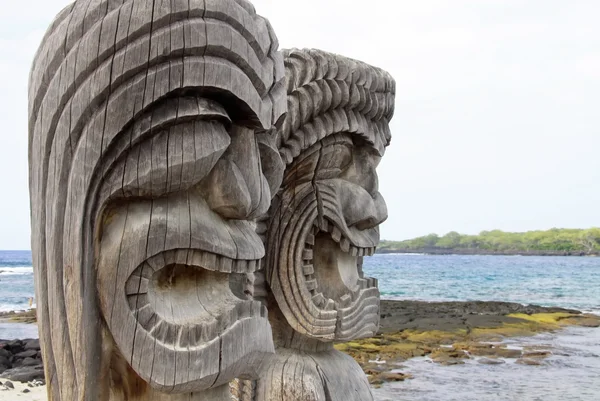 Estátuas de Tiki em Place of Refuge (Honaunau, Hawaii ) — Fotografia de Stock