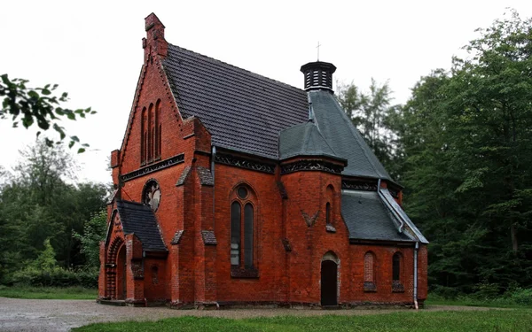 在德国海利根达姆，梅克伦堡附近的森林中的小教堂 — 图库照片