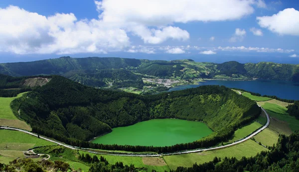 Vista do lago da cratera Lagoa de Santiago em São Miguel (Ilhas dos Açores) ) — Fotografia de Stock