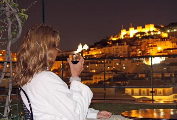 Noite relaxada com vista para o Castelo de São Jorge (Lisboa ) — Fotografia de Stock