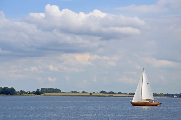 Lonely sailing boat — Stock Photo, Image