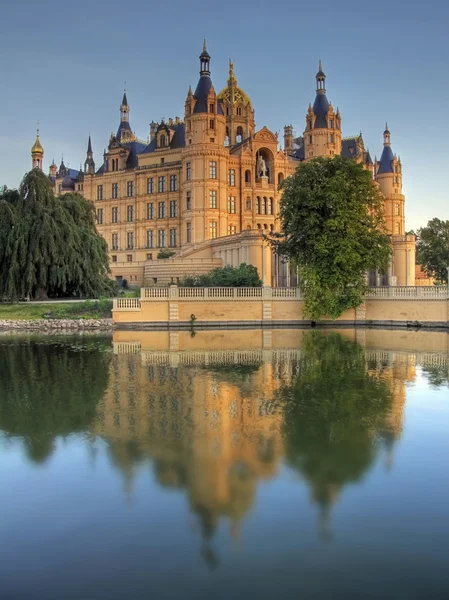 Slottet Schwerin (Tyskland) i kvällsljus — Stockfoto