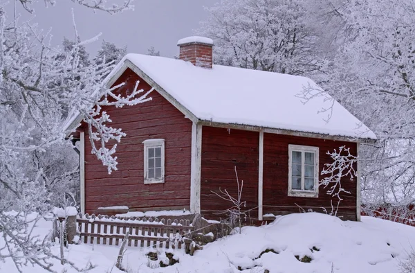 Kleine besneeuwde Landhuisje in Smaland (Zweden) — Stockfoto