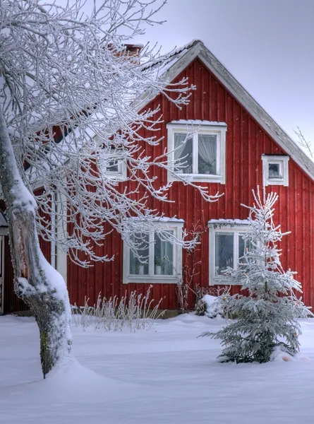Verschneites Ferienhaus in smaland (schweden) — Stockfoto