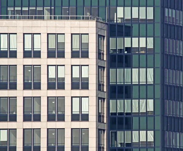 Vista cercana de un edificio de varios pisos moden — Foto de Stock