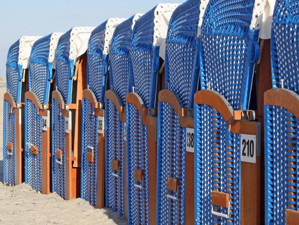 Canopied beach chairs at the beach of Warnemünde (Germany) 02 — Stock Photo, Image