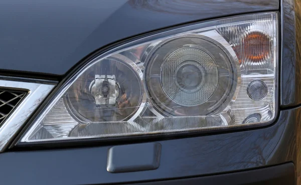Крупный план передних фонарей современного автомобиля — стоковое фото