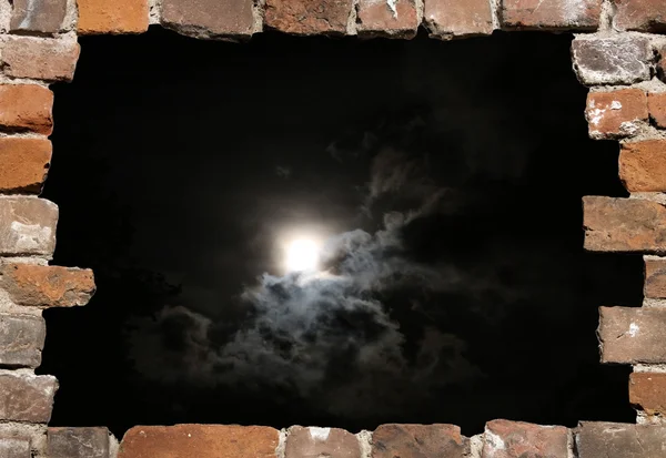 Vieja pared de ladrillo como un marco gruñón con cielo nocturno —  Fotos de Stock