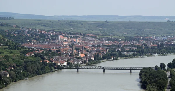Малый город Кремс на реке Дунай (Вахау, Нижняя Австрия) ) — стоковое фото