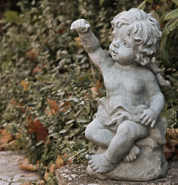 Статуя маленького ангела 02 — стоковое фото