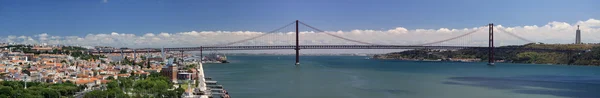 Most přes řeku Tejo v Lisabonu (v Portugalsku) — Stock fotografie