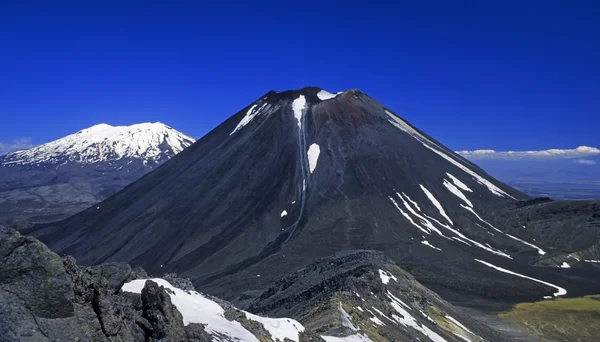 Vulkan mount ngauruhoe och ruapehu (tongariro NP, Nya Zeeland) — Stockfoto