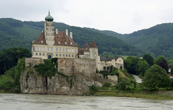Castle Schloss Schöhnbühel at river Danube — Stockfoto