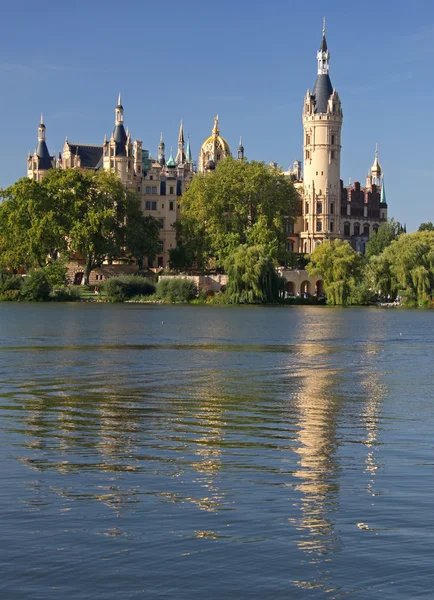 Vista à beira do lago do antigo Castelo Schwerin — Fotografia de Stock