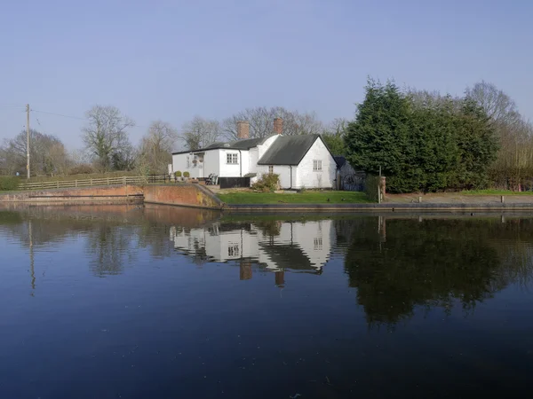 Houses by canal — Stock Photo, Image