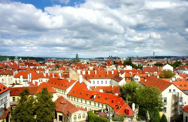Toits de Prague et ciel nuageux — Photo