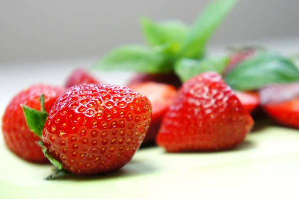 Composition des fraises fraîches mûres — Photo