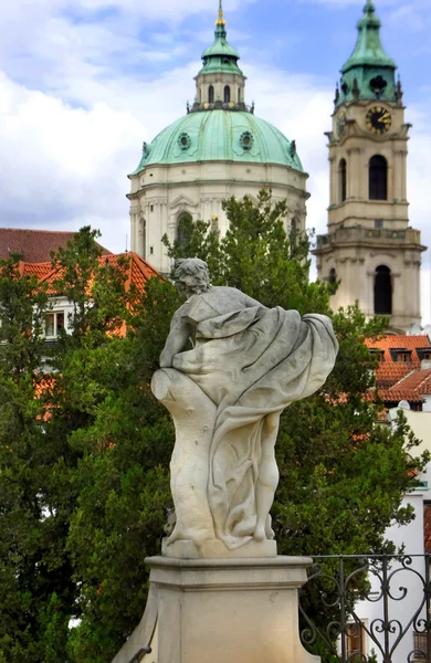 Prag yaz bahçeleri ve Aziz Nikolaos Kilisesi — Stok fotoğraf