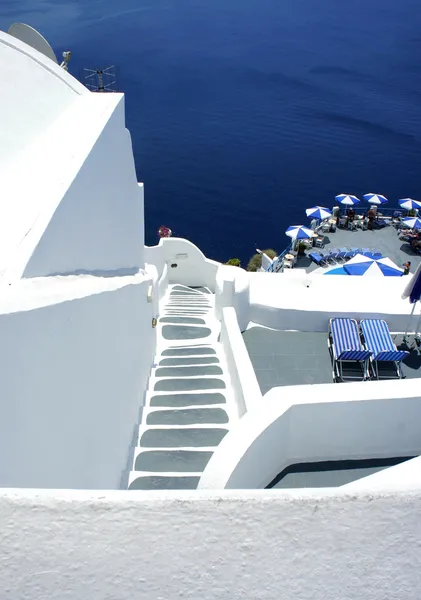 Santorini mysiga terrassen med trappa — Stockfoto