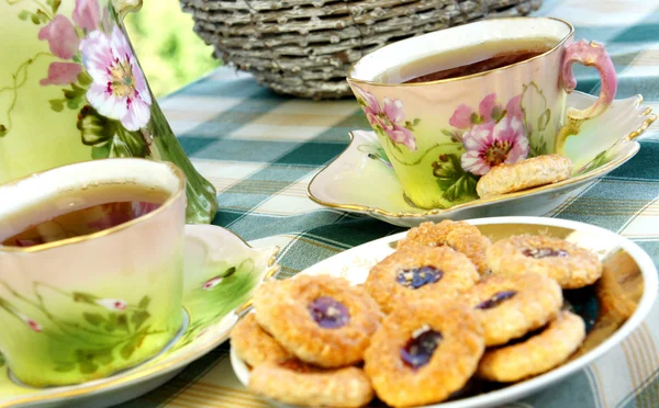 Hermoso servicio de té antiguo en estilo secesión con galletas —  Fotos de Stock