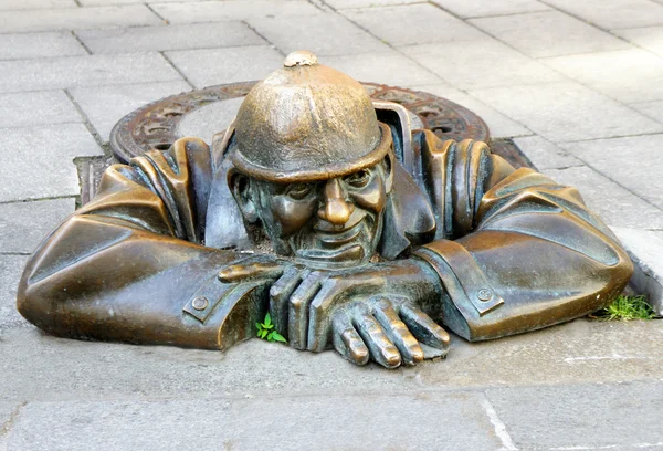 Bronze sculpture Man at work alias Cumil in Bratislava — Stock Photo, Image