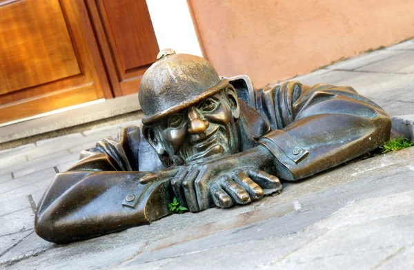 Бронзова скульптура Cumil, Братислава, Словаччина — стокове фото