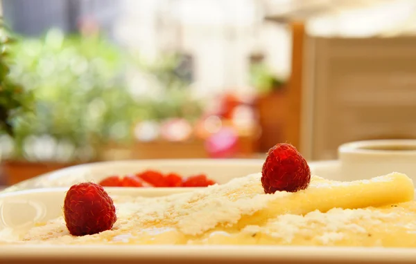 Tasty breakfast with pancake, raspberry, strawberry — Stock Photo, Image