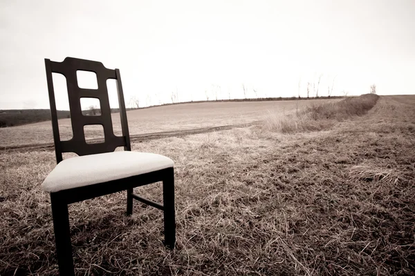 Stuhl in einem leeren Feld — Stockfoto