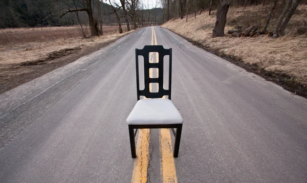 Sedia nera in strada — Foto Stock