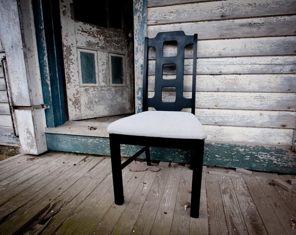 青色の塗料の剥離の横にあるモダンな椅子 — ストック写真