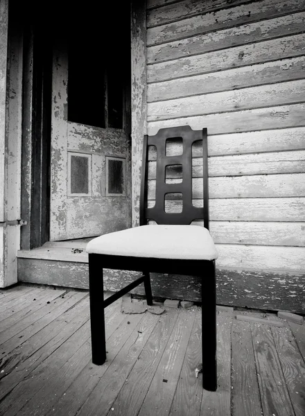 Leerer Stuhl und offene Tür — Stockfoto