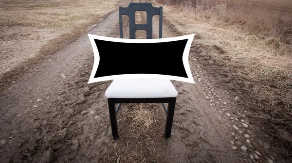 上一条土路背景标志与椅子 — 图库照片